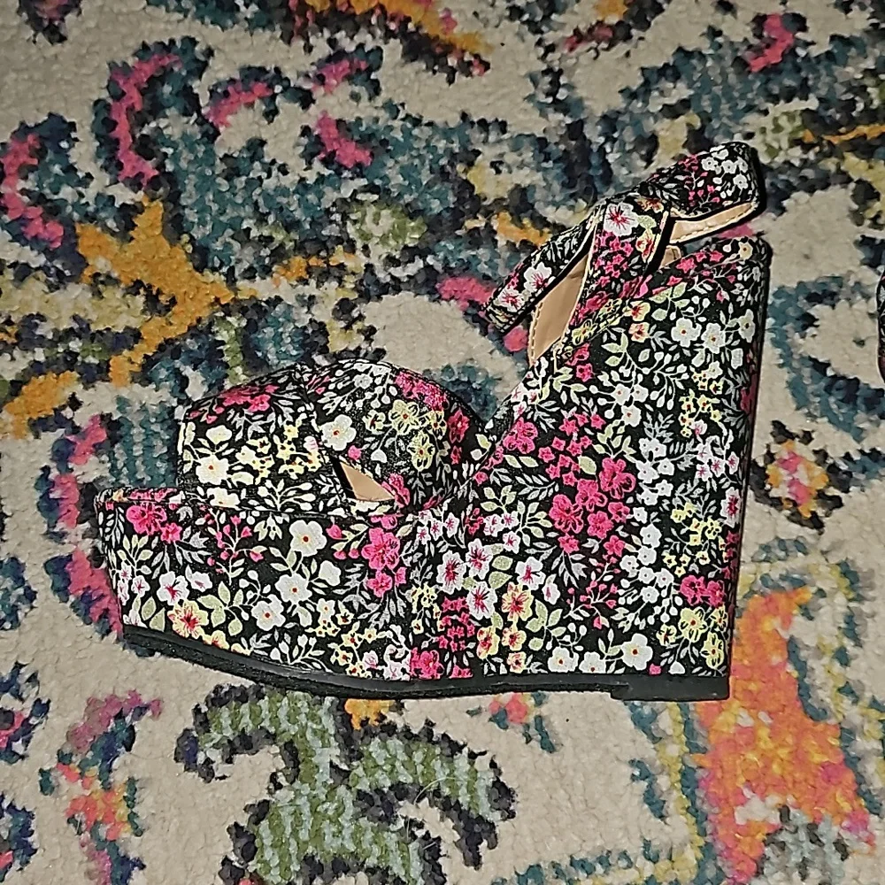 Flower Pattern Wedge! 🌼 - Picture 2 of 4